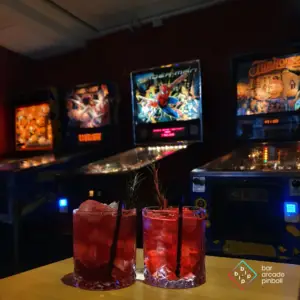 Drinks foran pinball-maskiner